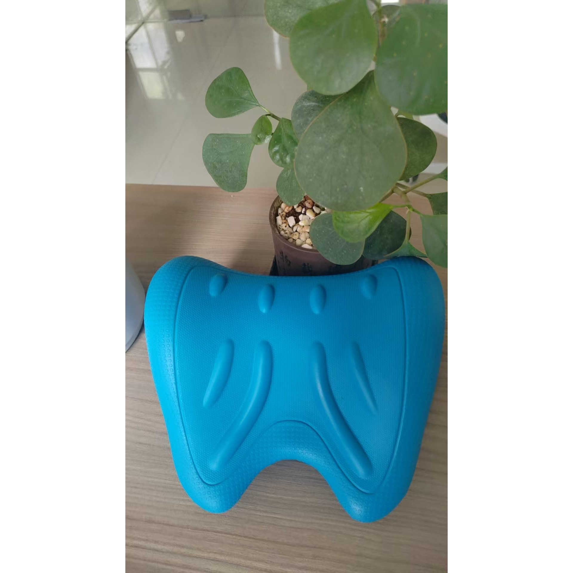 蓝色U型颈椎按摩器颈部按摩枕人体工学设计舒适按摩器