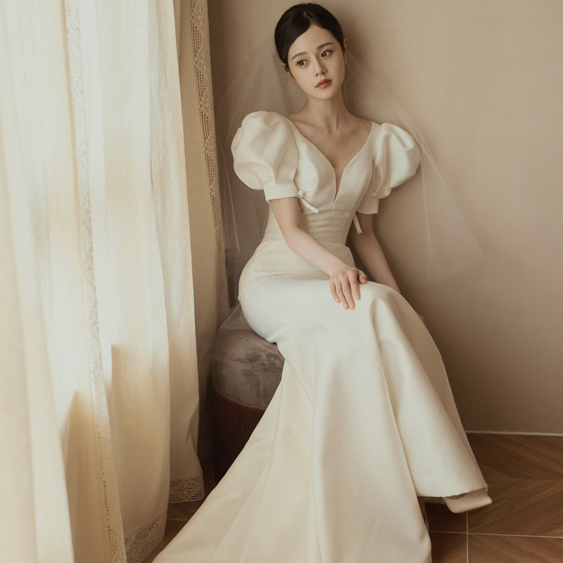 缎面轻婚纱简约法式白色显瘦鱼尾2025新款新娘拖尾泡泡袖出门纱