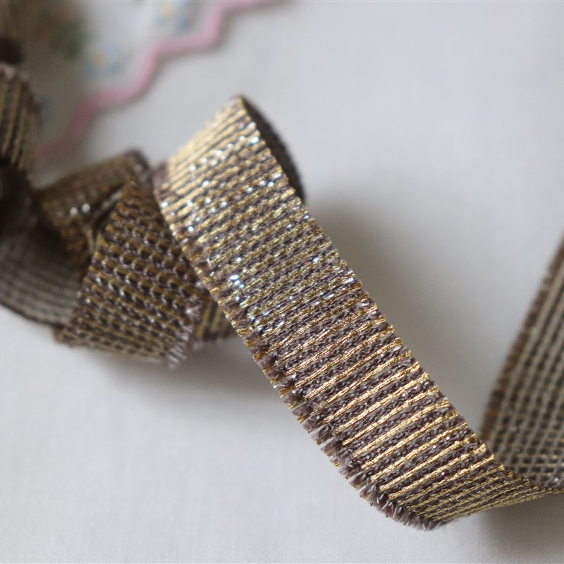 法产。金葱灰色条纹。棉混纺。薄G弹力织带。宽约1.5cm