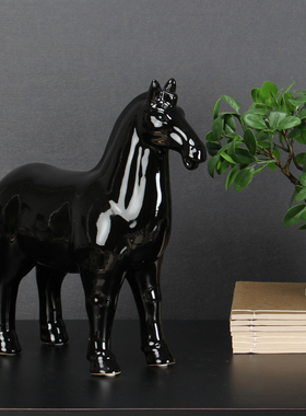 现代黑色陶瓷马 新样板房间软装饰品 书柜办公室白色