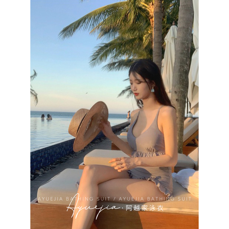 泳衣女夏季202i3新款连体平角保守显瘦带罩衫高级感度假纯欲风泳