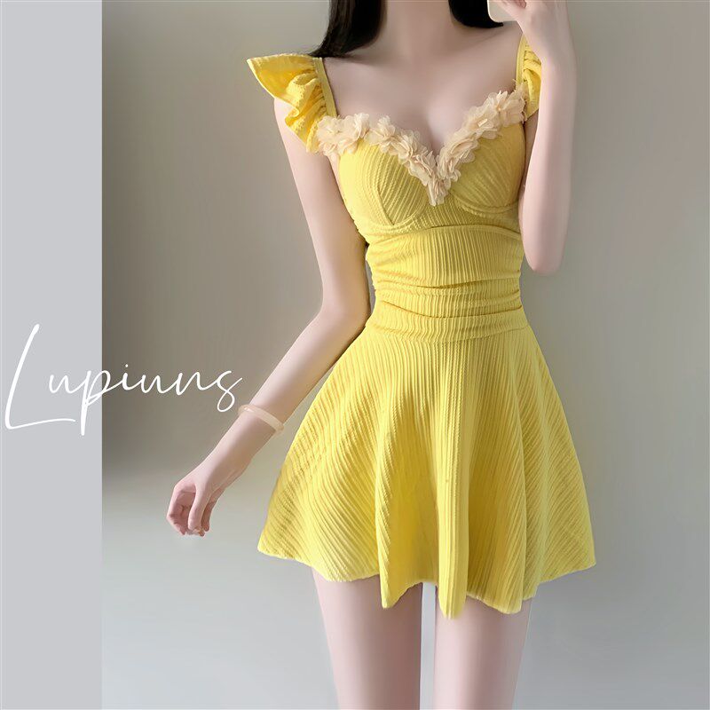 连体泳衣女新款高级感奶黄色平角B裙式遮肚显瘦小胸聚拢保守游泳