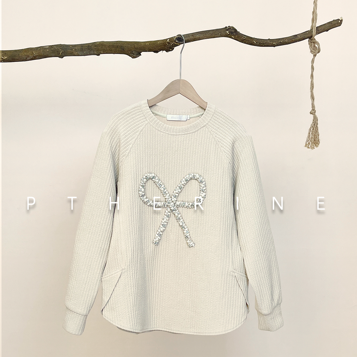 普瑟琳/PTHERINE秋冬设计感竖条蝴蝶结卫衣