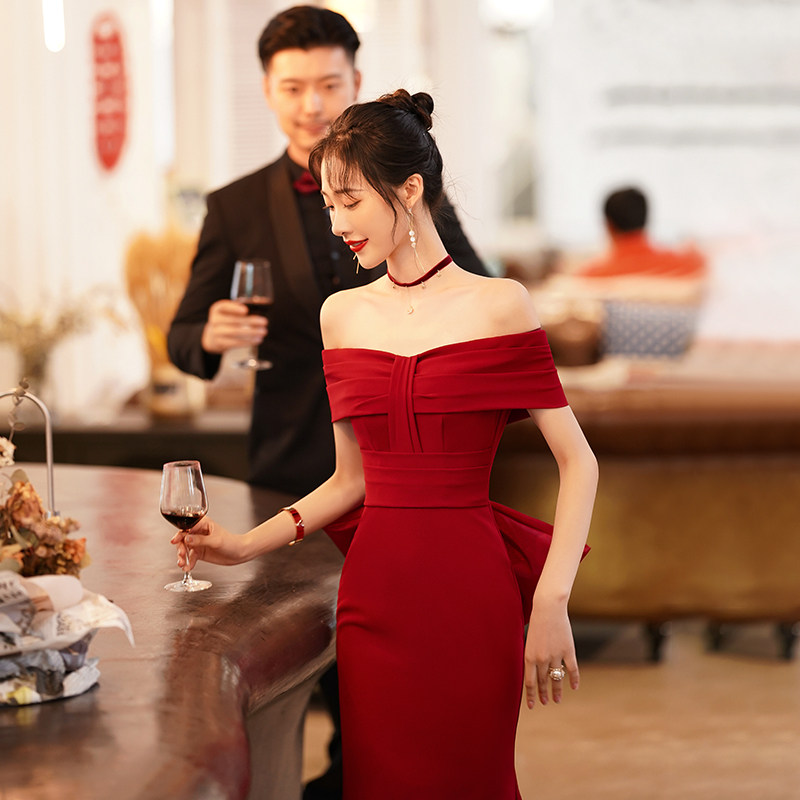 新娘敬酒服长款鱼尾晚礼服结婚修身气质2021新款酒红色宴会一字肩