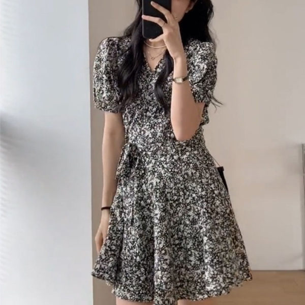一片式辣妈款外出哺乳连衣裙夏季新款收腰v领碎花产后喂奶雪纺裙