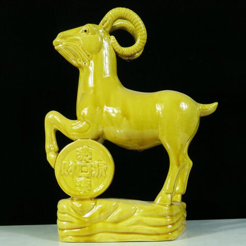 陶瓷羊摆件生肖羊工艺品缺角客厅玄关公司客厅礼物用品黄色的羊