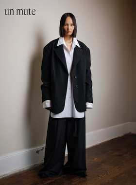 UN MUTE24FW 羊毛混纺戗驳领宽肩单排牛角扣设计双层袖口箱型西装