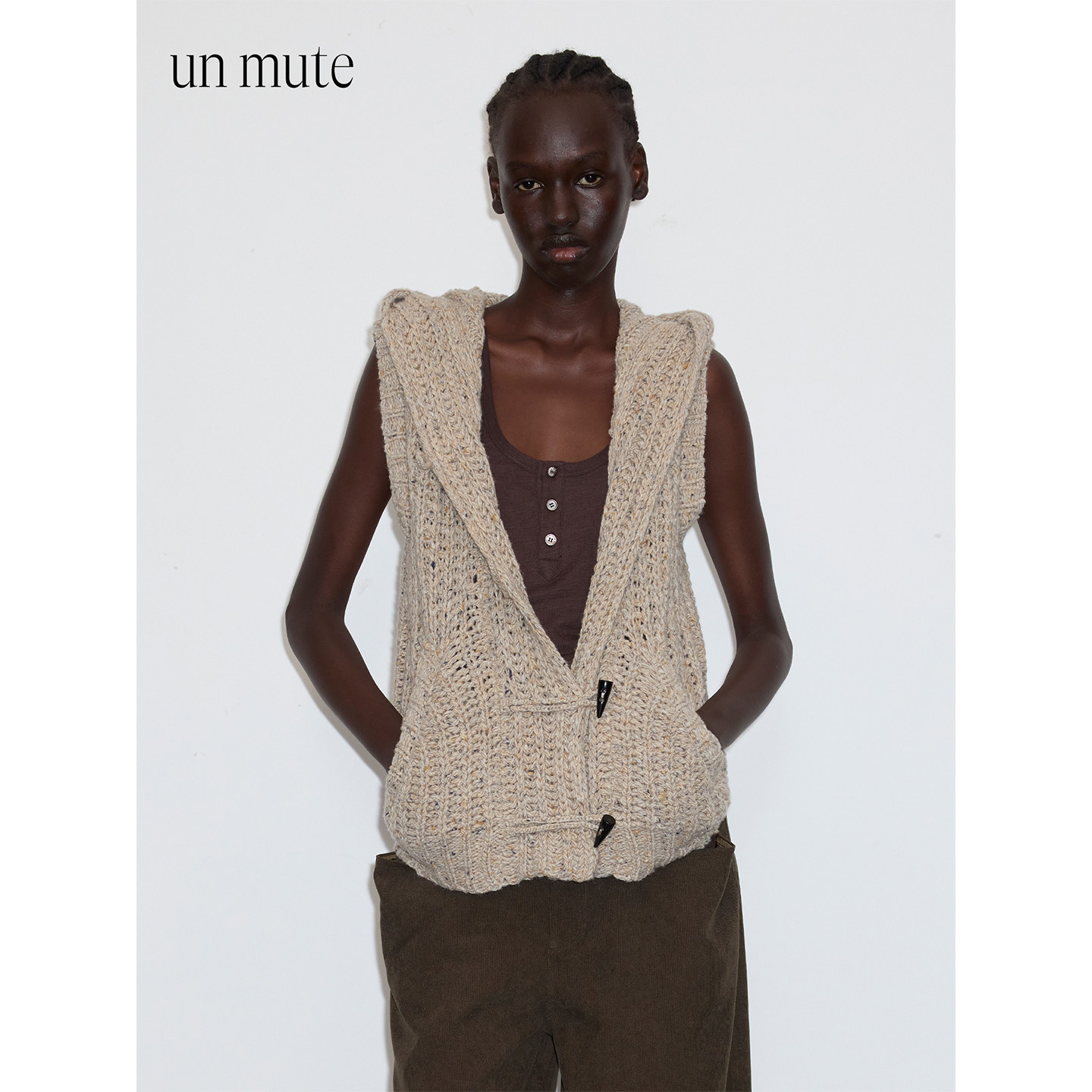 UN MUTE25FW 羊毛驼毛混纺抛光牛角扣设计点纱连帽针织背心马甲,女装/女士精品,毛衣,淘宝优惠券,粉丝福利购,淘宝优惠卷