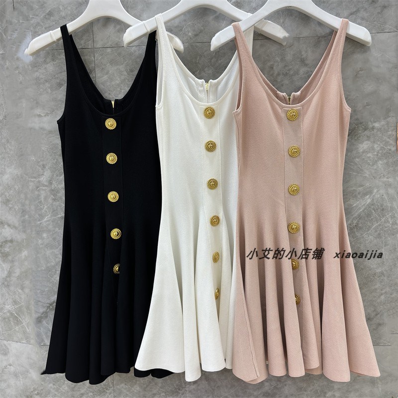 时尚甜美辣妹范 金属单排扣缀饰  收腰I显瘦A摆无袖吊带针织连衣
