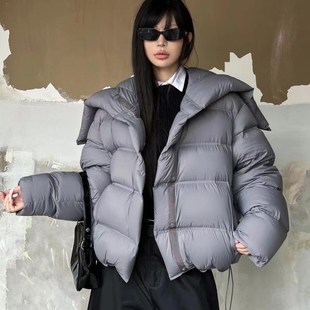 欧货时尚短款连帽保暖羽绒服女2024冬装天使之翼纯色宽松面包服潮