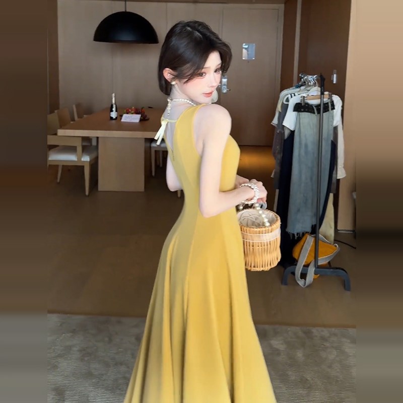 法式黄色吊带连衣裙子女夏季2025新款爆款温柔气质海边度假风长裙