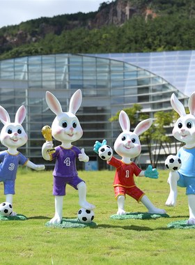 网红卡通足球兔公仔雕塑大型落地摆件学校草坪体育U馆打卡装饰美