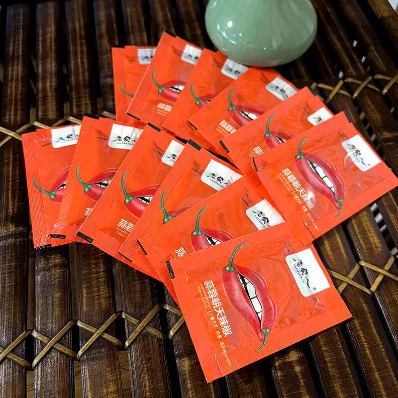 老实人小袋辣椒酱猪脚饭蒜蓉辣酱下饭菜独立小包装外卖 批发100包