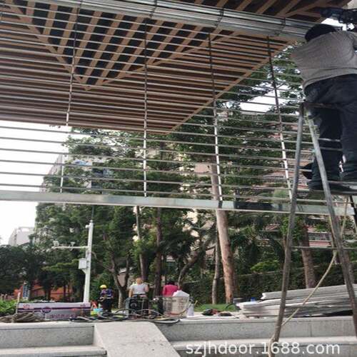 深圳动网卷帘新金辉门可卷做香港海外订单304格栏电镂空不锈钢闸