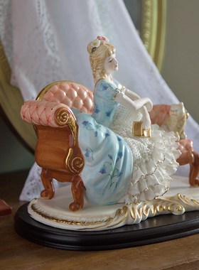 小猫坐沙发看书女孩蕾丝瓷偶客厅奢华陶瓷工艺品中古人物艺术摆件