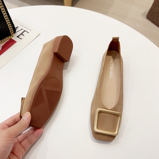 春夏季2023新款豆豆鞋秋大码瓢鞋软皮时尚浅口方头U低跟方跟女单