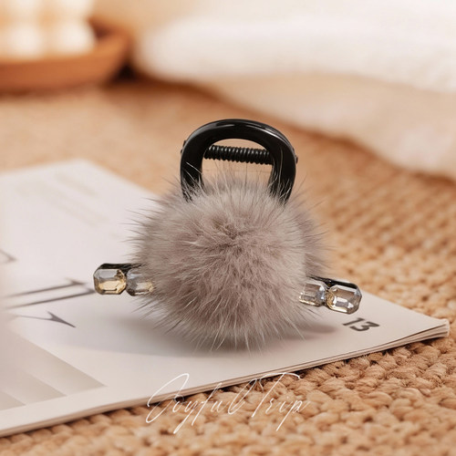 秋冬高级感毛绒水钻鲨鱼夹显发量