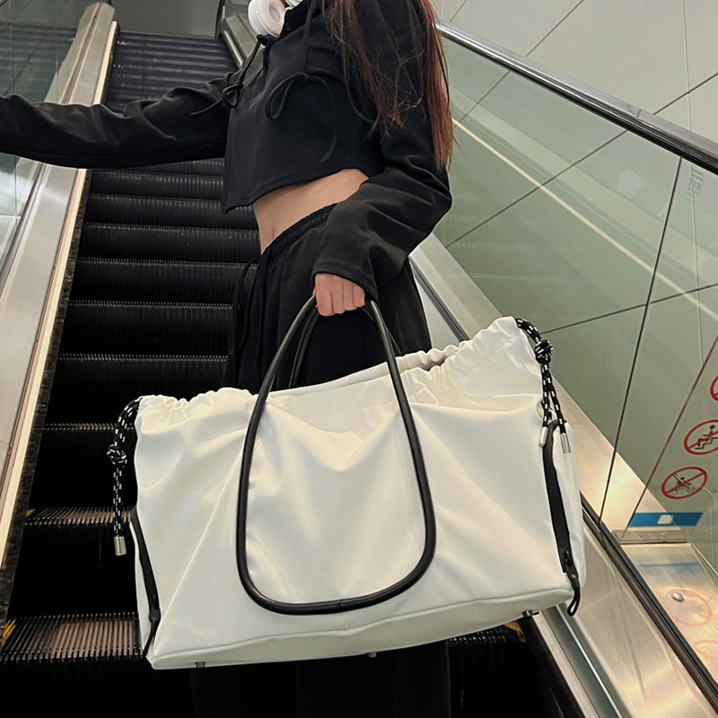 白色抽绳旅行包女2023新款登机行李包干湿分离防水游泳运动健身包