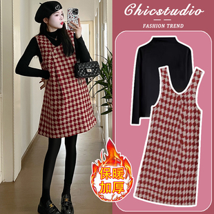 孕妇连衣裙秋冬2024新款打底针织毛衣小个子宽松加厚毛呢背带套装