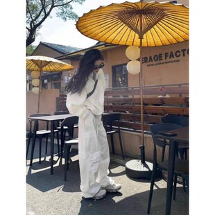 冬季穿搭一整套高级感美式复古白色短款外套女休闲宽松工装裤套装