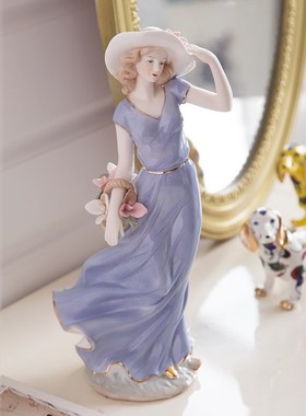 风吹裙摆采花女孩工艺品人物欧式公主法式浪漫陶瓷玩偶复古蓝摆件