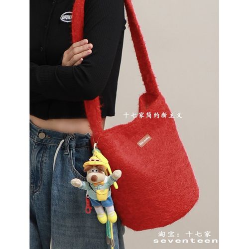 十七家韩系复古毛呢大容量斜跨水桶包2024秋冬新款百搭毛绒单肩包