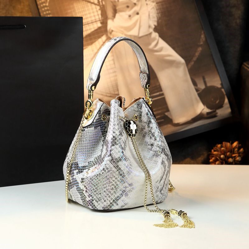 高级质感真皮蛇纹水桶包女洋气2024春夏新款潮流手提斜挎小包包