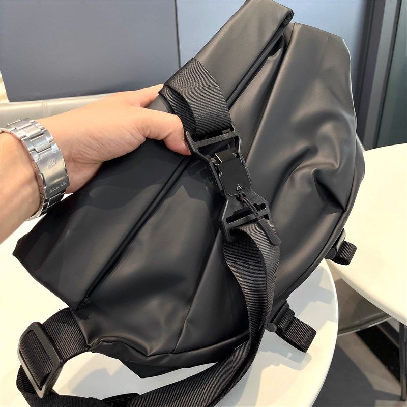 左千户包潮牌爆款男斜挎包防水多功能胸包男士包轻便机车包单肩包