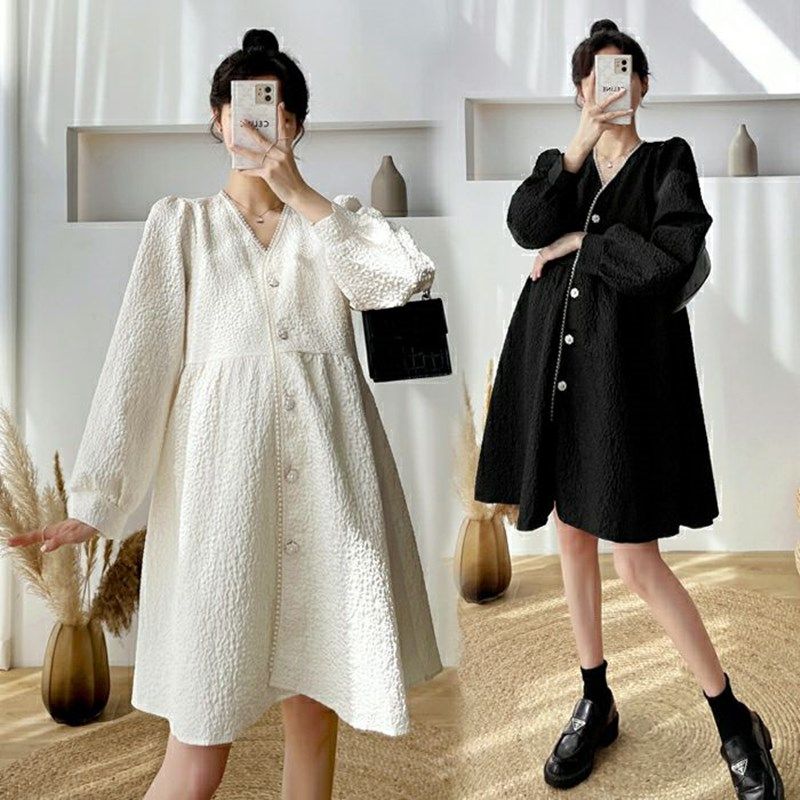 网红孕妇装秋装外穿V领高级感春秋季立体压M花宽松中长款连衣裙女