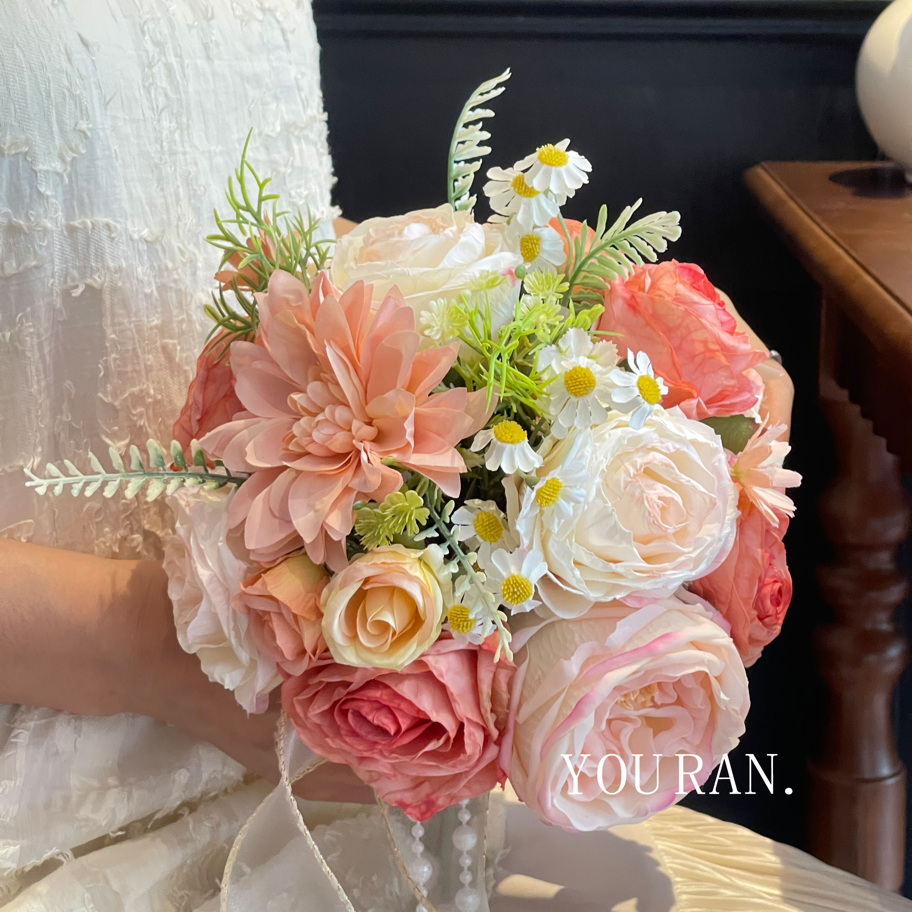 柚然新娘领证手捧花束旅拍仿真手拿玫瑰订婚摄影婚礼领证拍摄道具