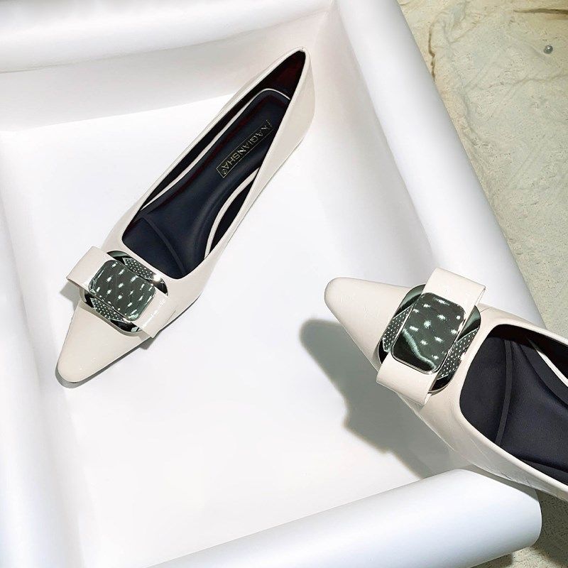 米白色尖头单鞋女低跟软皮金属扣2024秋天新款百S搭通勤职业平底,女鞋,浅口单鞋,淘宝优惠券,粉丝福利购,淘宝优惠卷