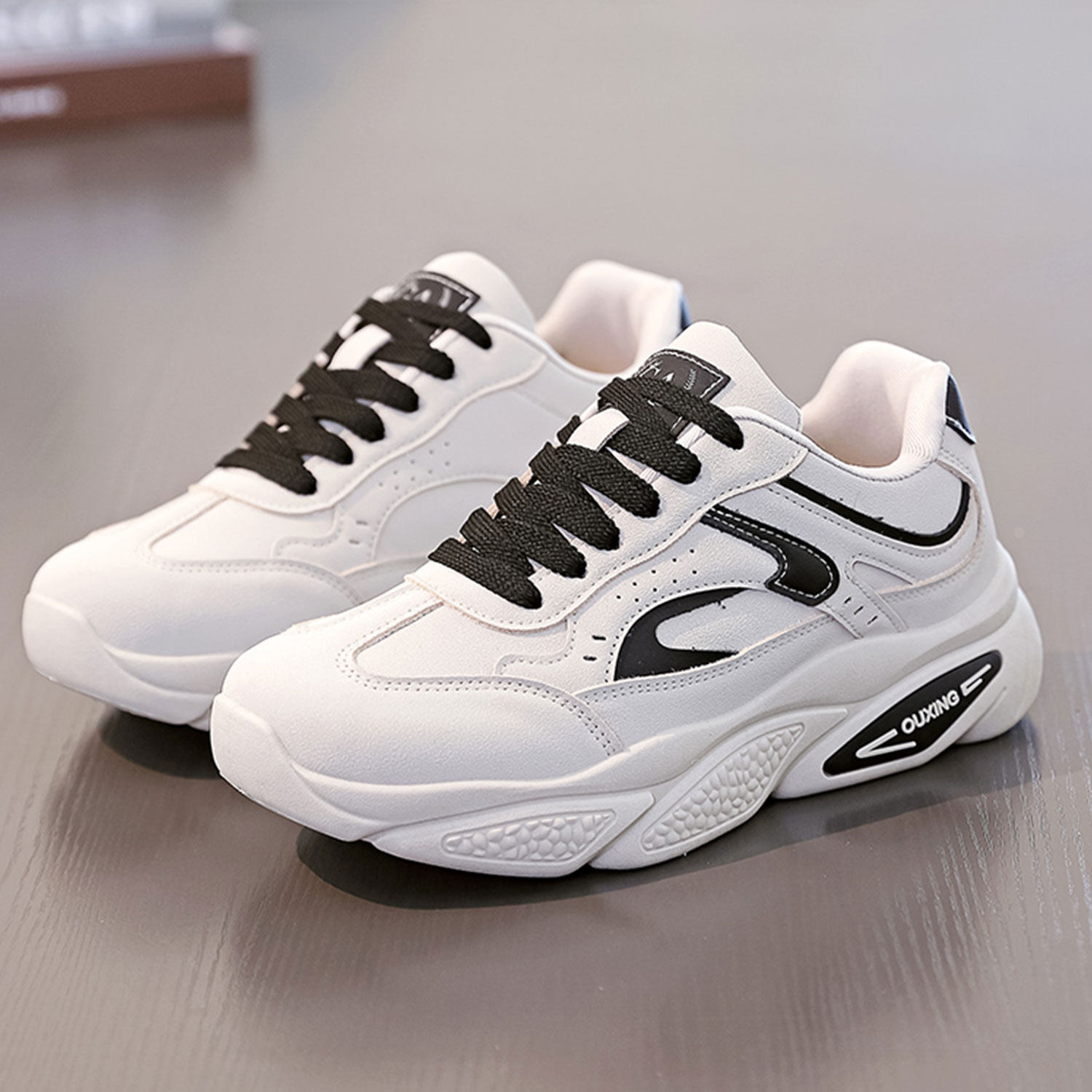 2026春天新款白底男鞋厚底防滑休闲鞋舒适圆头运动鞋百搭浙江潮鞋