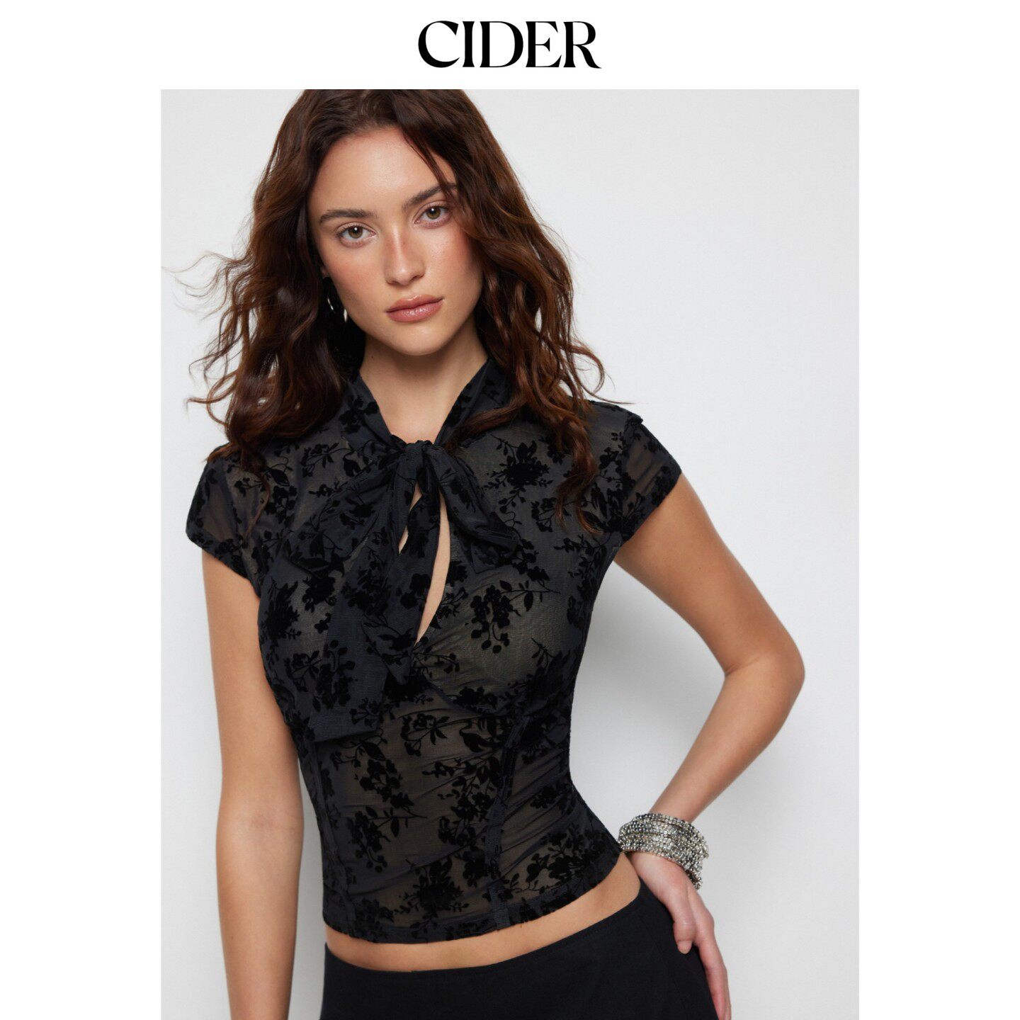 CIDER2026早秋穿搭碎花蕾丝圆领蝴蝶结前系带短上衣115129157图片