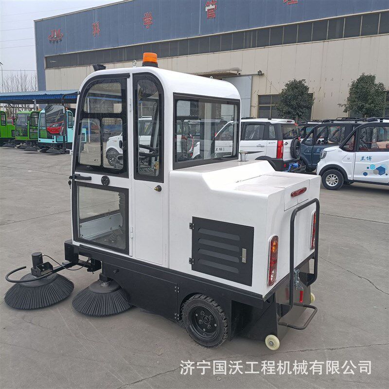 电动封闭式扫地机 小型吸尘洒水清扫机出售 学校用扫路机图片