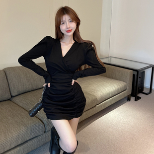 辣妹风包臀连衣裙女秋冬御姐黑色v领修身性感打底内搭小妈感短裙