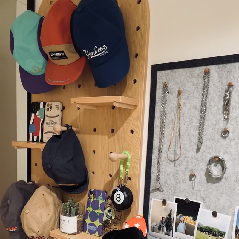 实木洞洞板置物架家用卧室房间帽子收纳神器壁挂式墙上衣帽展示架