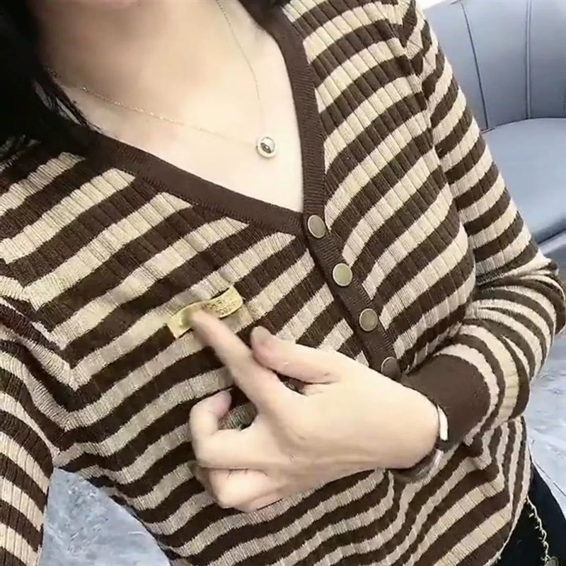 2025春秋新款女v领单排扣显瘦韩版条纹套头针织衫打底毛衣百搭
