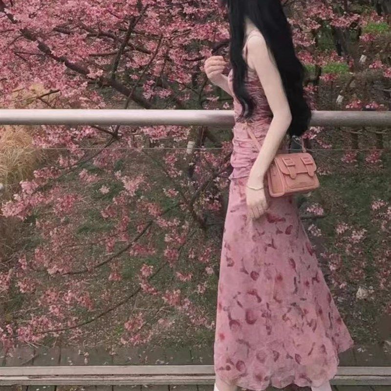 碎花吊带连衣裙女夏季2024新款小个子修身包臀裙海边度假沙滩长裙