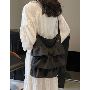 荷叶边帆布包包女大容量20u25新款 设计感大学生上课韩系斜挎水桶