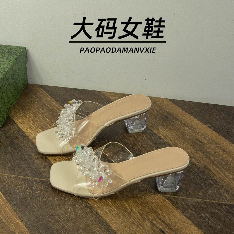 大码女鞋41到43宽脚胖凉鞋夏季新款水钻透明气质方头粗跟外穿凉拖