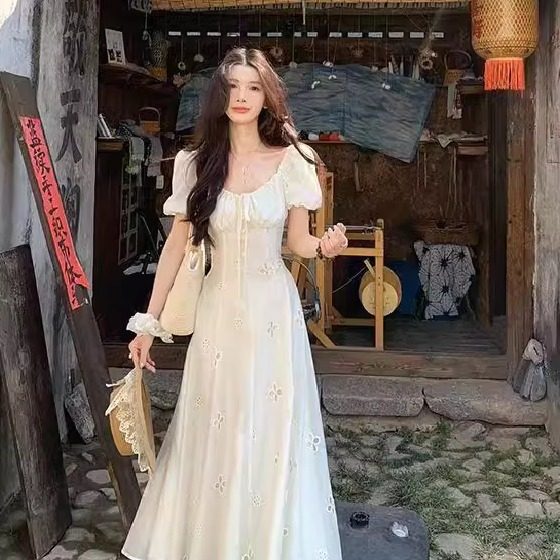 法式白色蕾丝泡泡袖连衣裙女夏季新款温柔绝美收腰一字肩鱼尾长裙
