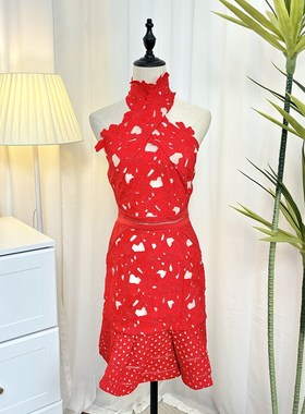 Ma*红色小花无袖系扣挂脖式中长礼服裙收腰下摆荷叶边碎点款