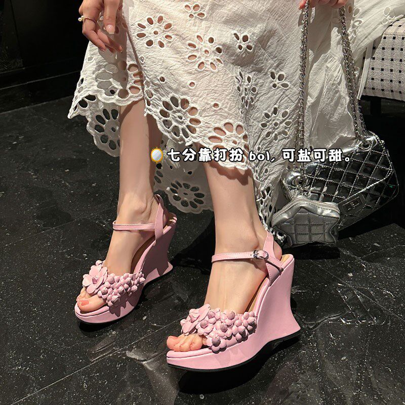 2025夏季新款女士坡跟凉鞋小个子粉色温柔一字Q扣带厚底超高跟鞋