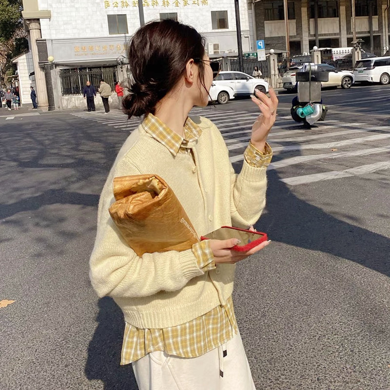 鹅黄色设计感领口别致镂空长袖针织开衫女秋装2025新款慵懒风毛衣