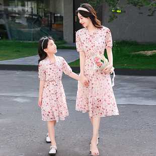 炸街母女裝 p度假連衣裙洋氣2023新款 夏裝 女童碎花裙子 夏天親子裝