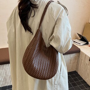 森系覆古小d众编织纹腋下包女式 高级感洋派水桶包文艺大容量单肩