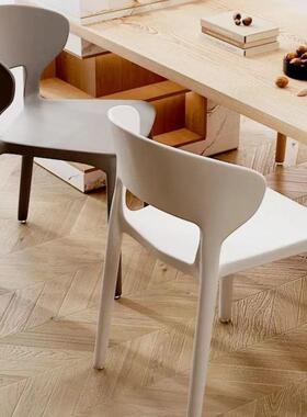 家用塑料椅子现代简约餐桌椅加厚塑料牛角椅北约休闲靠背椅洽谈椅