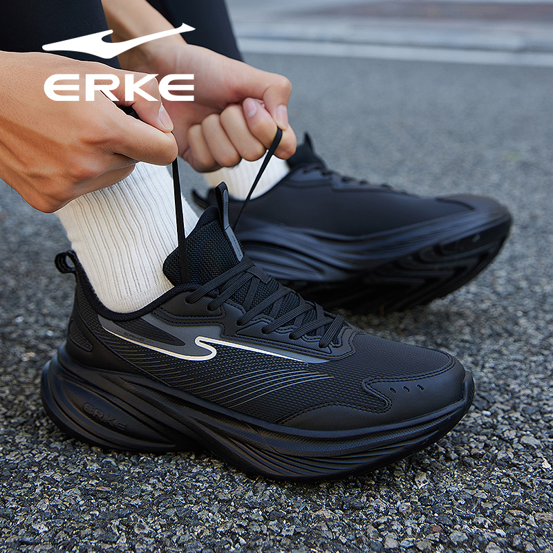 鸿星尔克男鞋2025新款全黑色爸爸中老年黑武士防水皮面运动跑步鞋