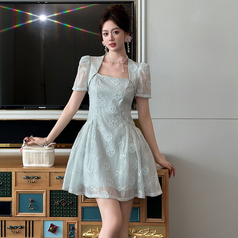 2025夏季新款女装法式方领收腰a字蓬蓬蕾丝连衣裙精致短裙21770