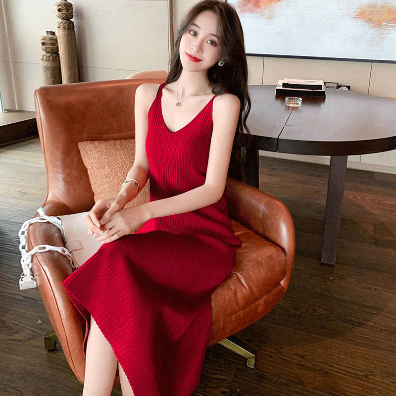 红色吊带洋装复古赫本风春秋2023年新长版内搭V领气质毛衣裙女
